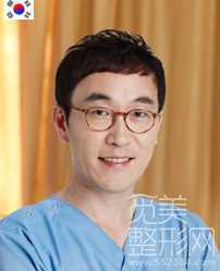 【点击右方咨询窗口预约上海华美整形医生】 上海华美整形医院许再荣做双眼皮多少钱?好吗