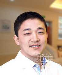 【点击右方咨询窗口预约上海华美整形医生】 上海华美整形医院许再荣做双眼皮多少钱?好吗