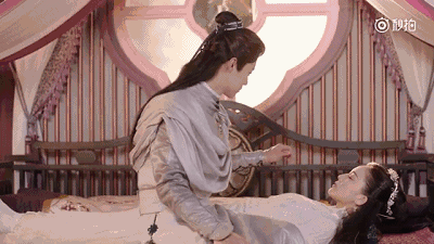 当红男星的荧屏初吻:鹿晗吴亦凡吻得唯美 他被
