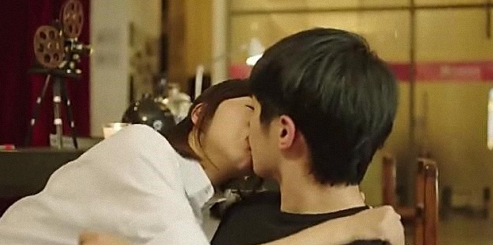 当红男星的荧屏初吻:鹿晗吴亦凡吻得唯美 他被