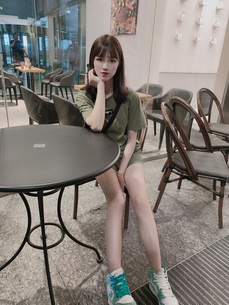 腿部粗壮,没有线条感。腰部、腹部赘肉堆积 全身吸脂(大腿+腰部+腹部)拯救了我